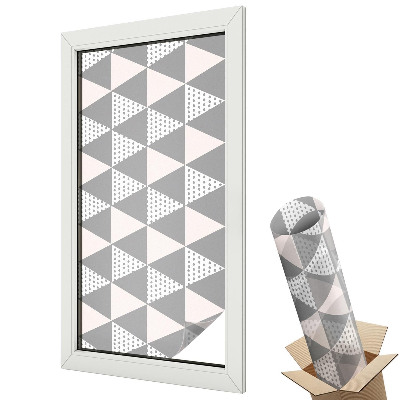 Minimalistické černé trojúhelníky na bílém pozadí