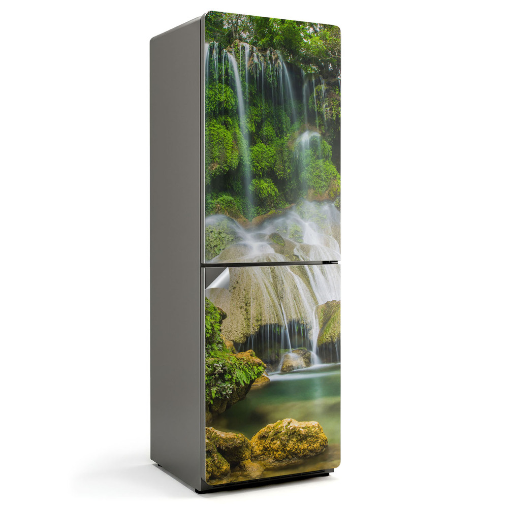 Tapeta na lednici Vodopád uprostřed zeleně