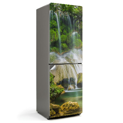 Tapeta na lednici Vodopád uprostřed zeleně